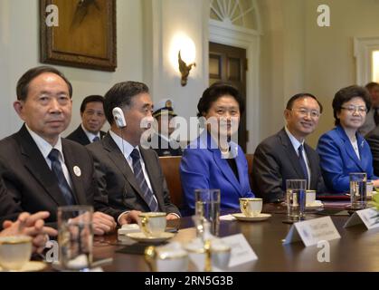 (150625) -- WASHINGTON, 24. Juni 2015 -- US-Präsident Barack Obama (nicht auf dem Foto) trifft sich mit den Sondervertretern des chinesischen Präsidenten Xi Jingping, Vize-Premier Liu Yandong (3. L, Front), Vize-Premier Wang Yang (2. L, Front) und Staatsrat Yang Jiechi (2. R) und Hauptdelegierten, die an der siebten China-USA teilnehmen Strategischer und wirtschaftlicher Dialog (S&ED) und sechster China-USA Hochrangige Konsultation zum Austausch zwischen Menschen (CPE) im Weißen Haus in Washington D.C., USA, 24. Juni 2015. ) (zw) U.S.-WASHINGTON-CHINA-S&ED-CPE-OBAMA YinxBogu PUBLICATIONxNOTxINxCHN Stockfoto