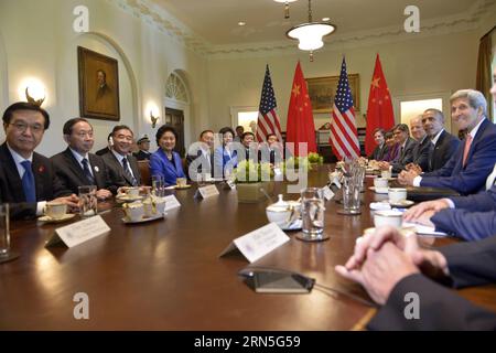 (150625) -- WASHINGTON, 24. Juni 2015 -- US-Präsident Barack Obama (2. R) trifft sich mit den Sondervertretern des chinesischen Präsidenten Xi Jingping, Vize-Premier Liu Yandong (4. L, Front), Vize-Premier Wang Yang (3. L) und Staatsrat Yang Jiechi (5. L, Front) und Hauptdelegierten, die an der siebten China-USA teilnehmen Strategischer und wirtschaftlicher Dialog (S&ED) und sechster China-USA Hochrangige Konsultation zum Austausch zwischen Menschen (CPE) im Weißen Haus in Washington D.C., USA, 24. Juni 2015. ) (zw) US-WASHINGTON-CHINA-S&ED-CPE-OBAMA YinxBogu PUBLICATIONxNOTxINxCHN 150625 W Stockfoto