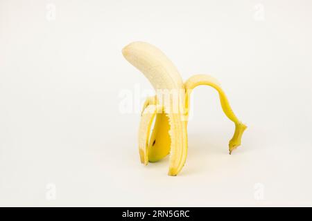 Halb geschälte Banane, Studioaufnahme, weißer Hintergrund, gesunde Ernährung Stockfoto