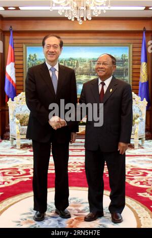 (150626) -- PHNOM PENH, 26. Juni 2015 -- Han Qide (L), stellvertretender Vorsitzender des Nationalen Komitees der Politischen Konsultativkonferenz des chinesischen Volkes (CPPCC), gibt dem Präsidenten der kambodschanischen Nationalversammlung, Heng Samrin, in Phnom Penh, Kambodscha, am 26. Juni 2015 die Hand. Han Qide traf sich am Freitag mit Heng Samrin, um Wege zur Ausweitung der Zusammenarbeit zwischen den gesetzgebenden Organen beider Länder zu erkunden. ) (Zjy) KAMBODSCHA-PHNOM PENH-HAN QIDE-HENG SAMRIN-MEETING Sovannara PUBLICATIONxNOTxINxCHN 150626 Phnom Penh Juni 26 2015 Han Qide l Stellvertretender Vorsitzender des Nationalkomitees der Chinesischen Celebriti Stockfoto