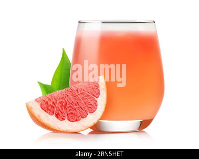 Glas Grapefruitsaft und ein Stück rosa Grapefruit, isoliert auf weißem Hintergrund Stockfoto