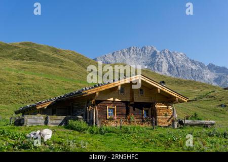 Almhütte der Kallbrunnalm, Weissbach bei Lofer, Berchtesgadener Alpen, Salzburger Land, Österreich Stockfoto