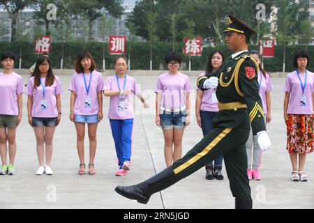 (150627) -- PEKING, 27. Juni 2015 -- Besucher erleben Bohrformationen unter der Leitung eines Ehrenwachsoldaten in Peking, Hauptstadt von China, 27. Juni 2015. Mehr als 20 Netzbürger waren am Samstag eingeladen, die Ehrenwache der drei Gottesdienste der chinesischen Volksbefreiungsarmee (PLA) während ihres ersten Tages der offenen Tür zu besuchen. (wf) CHINA-BEIJING-PLA-HONOR GUARD-OPEN DAY (CN) YinxGang PUBLICATIONxNOTxINxCHN 150627 Peking Juni 27 2015 Besucher erleben Bohrformationen unter der Leitung von zu EHREN Guard Soldier in Peking Hauptstadt von China Juni 27 2015 mehr als 20 Netzbürger AUF Sa Stockfoto