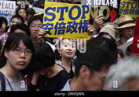 (150627) -- TOKIO, 27. Juni 2015 -- Demonstranten nehmen an einer Kundgebung gegen die umstrittenen Sicherheitsgesetze in Tokio, Japan, am 27. Juni 2015 Teil. Ungefähr tausend Menschen versammelten sich für den Protest. ) JAPAN-TOKIO-SICHERHEITSGESETZE-PROTEST Stringer PUBLICATIONxNOTxINxCHN 150627 Tokio Juni 27 2015 Demonstranten nehmen an einer Demonstration gegen die umstrittenen Sicherheitsgesetze in Tokio Teil Japan Juni 27 2015 etwa tausend Prominente versammelten sich für den Protest Japan Tokyo Security Bills Protest Stringer PUBLICATIONxNOTxINxCHN Stockfoto