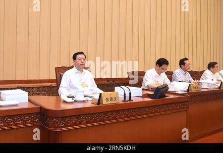 (150628) -- PEKING, 28. Juni 2015 -- Zhang Dejiang (1. L), Vorsitzender des Ständigen Ausschusses des Nationalen Volkskongresses Chinas (NPC), nimmt an einer Plenarsitzung der fünfzehnten zweimonatigen Sitzung des 12. Ständigen Ausschusses des NPC in der Großen Halle des Volkes in Peking, der Hauptstadt Chinas, am 28. Juni 2015 Teil. ) (Zwx) CHINA-PEKING-NPC SESSION(CN) ZhangxDuo PUBLICATIONxNOTxINxCHN 150628 Peking Juni 28 2015 Zhang Dejiang 1. L Vorsitzender des Thing Committee of China S National Prominents S Congress NPC nimmt an einer Plenarsitzung der fünfzehnten Halbmonatssitzung der 12. NPC Thing com Teil Stockfoto