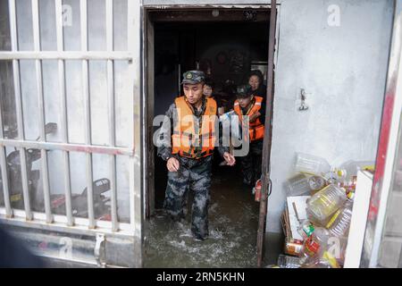 AKTUELLES ZEITGESCHEHEN China: Starke Regenfälle sorgen für Überschwemmungen (150628) -- CHANGZHOU, 28. Juni 2015 -- Rettungskräfte helfen, eine 71-jährige Frau zu transferieren, die von Überschwemmungen im Dorf Fangzhu der Stadt Changzhou, ostchinesische Provinz Jiangsu, 28. Juni 2015 gefangen gehalten wird. Schwere Regenfälle haben etwa 65.000 Menschen in der Stadt getroffen und Schäden im Wert von über 410 Millionen Yuan (etwa 66 Millionen US-Dollar) verursacht. (mp) CHINA-JIANGSU-CHANGZHOU-RAININSTORMS-FLOODS (CN) LixXiang PUBLICATIONxNOTxINxCHN Nachrichten aktuelle Ereignisse China Strength Rains Care for Flooding 150628 Changzhou Juni 28 2015 Rescue Help Transfer Stockfoto