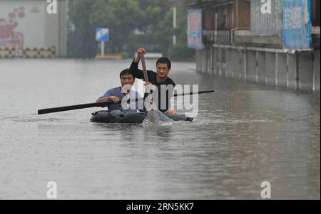 AKTUELLES ZEITGESCHEHEN China: Starke Regenfälle sorgen für Überschwemmungen (150628) -- CHANGZHOU, 28. Juni 2015 -- Bewohner werden durch ein aufgeblähtes Gummifloß in Changzhou, ostchinesische Provinz Jiangsu, am 28. Juni 2015 in provisorische Unterkünfte gebracht. Schwere Regenfälle haben etwa 65.000 Menschen in der Stadt getroffen und Schäden im Wert von über 410 Millionen Yuan (etwa 66 Millionen US-Dollar) verursacht. (mp) CHINA-JIANGSU-CHANGZHOU-RAININSTORMS-FLOODS (CN) LixXiang PUBLICATIONxNOTxINxCHN Nachrichten aktuelle Ereignisse China Stärke REGENFÄLLE Pflege für Überschwemmungen 150628 Changzhou Juni 28 2015 Bewohner Transfer zu temporär Stockfoto