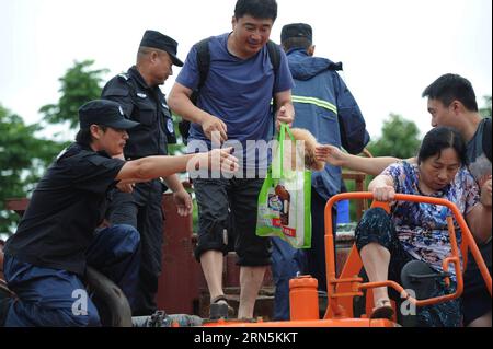 AKTUELLES ZEITGESCHEHEN China: Starke Regenfälle sorgen für Überschwemmungen (150628) -- NANJING, 28. Juni 2015 -- Anwohner, die von Überschwemmungen eingeschlossen sind, werden von einem Fahrzeug in Jiangning, Bezirk Nanjing, Hauptstadt der ostchinesischen Provinz Jiangsu, am 28. Juni 2015, überstellt. Regenfälle überschwemmten die Stadt tagelang und verursachten Verkehrsunterbrechungen. ) (mp) CHINA-NANJING-RAININSTORMS-FLOODS (CN) HanxYuqing PUBLICATIONxNOTxINxCHN Nachrichten aktuelle Ereignisse China Strength Rains Care for FLOODING 150628 Nanjing Juni 28 2015 von Überschwemmungen eingeschlossene Bewohner werden von einem Fahrzeug in Jiangnin transportiert Stockfoto