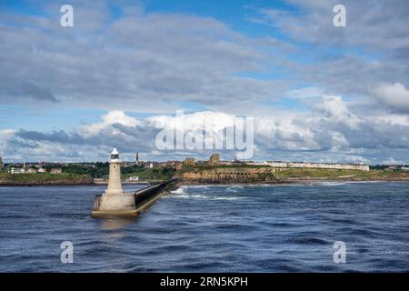 Tynemouth Lighthouse mit den Ruinen von Tynemouth Priory und Castle dahinter, North Shields, Newcastle upon Tyne, Northumberland, England, Vereinigtes Königreich Stockfoto