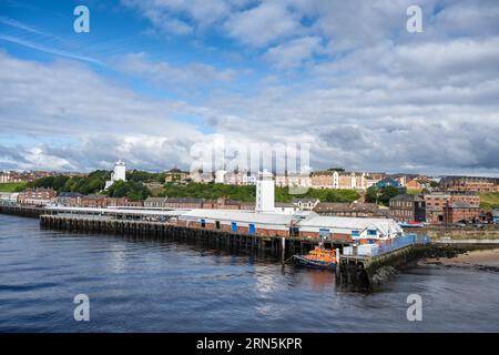 Nordufer des Tyne mit Fischmarkt und dem Old Low Lighthouse, auf der linken Seite der Fish Quay High Lighthouse, North Shields, Newcastle Stockfoto