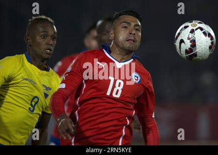 Das Bild vom 11. Juni 2015 zeigt den chilenischen Spieler Gonzalo Jara (R), der während eines Gruppenspiels auf der Chile Copa America 2015 in Santiago, Chile, antritt. Die Disziplinareinheit des South American Football Confederation beschloss am 28. Juni 2015, Gonzalo Jara wegen seines unangemessenen, uruguayischen Stürmers Edinson Cavani drei offizielle Spiele auszusetzen. (jp) (SP)CHILE-SANTIAGO-COPA AMERICA-GONZALO JARA GuillermoxArias PUBLICATIONxNOTxINxCHN das Bild vom 11. Juni 2015 zeigt den chilenischen Spieler Gonzalo Jara r, der während eines Gruppenspiels BEI der Chile Copa America 2015 in Santiago antritt Stockfoto