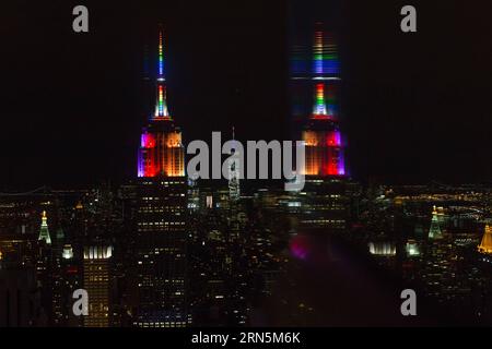 NEW YORK, 28. Juni 2015 -- das Empire State Building ist in Regenbogenfarben beleuchtet, um die jährliche Gay Pride Week in New York am 28. Juni 2015 zu feiern. ) U.S.-NEW YORK-EMPIRE STATE-PRIDE WOCHE-REGENBOGENLICHT LixMuzi PUBLICATIONxNOTxINxCHN New York Juni 28 2015 das Empire State Building WIRD in Regenbogenfarben beleuchtet zur Feier der jährlichen Gay Pride Week in New York Juni 28 2015 U S New York Empire State Pride Week Regenbogenlicht LiXMuzi PUBLICATIONxNOTxINxCHN Stockfoto