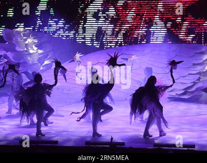 (150629) -- PEKING, 29. Juni 2015 -- Schauspieler treten während einer Pressekonferenz des Marionettenspiels The Story of Red-Crowned Crane in Peking, Hauptstadt von China, am 29. Juni 2015 auf. Das Puppenspiel The Story of Red-Crowned Crane , ein herausragendes Werk des China Puppet Art Theatre, wird vom 3. Bis 5. Juli im National Center for the Performing Arts auf die Bühne gebracht. )(wjq) CHINA-BEIJING-WELPEN-SPIEL-PRESSE-KONFERENZ (CN) LuoxXiaoguang PUBLICATIONxNOTxINxCHN 150629 Peking Juni 29 2015 Schauspieler treten während einer Pressekonferenz des Puppenspiels die Geschichte des Roten gekrönten Kranichs in Peking Hauptstadt Chin auf Stockfoto