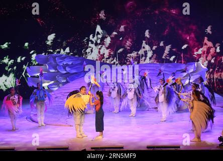 (150629) -- PEKING, 29. Juni 2015 -- Schauspieler treten während einer Pressekonferenz des Marionettenspiels The Story of Red-Crowned Crane in Peking, Hauptstadt von China, am 29. Juni 2015 auf. Das Puppenspiel The Story of Red-Crowned Crane , ein herausragendes Werk des China Puppet Art Theatre, wird vom 3. Bis 5. Juli im National Center for the Performing Arts auf die Bühne gebracht. )(wjq) CHINA-BEIJING-WELPEN-SPIEL-PRESSE-KONFERENZ (CN) LuoxXiaoguang PUBLICATIONxNOTxINxCHN 150629 Peking Juni 29 2015 Schauspieler treten während einer Pressekonferenz des Puppenspiels die Geschichte des Roten gekrönten Kranichs in Peking Hauptstadt Chin auf Stockfoto