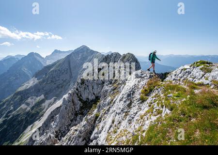 Bergsteiger auf dem Gipfelkamm, Wettersteinkamm, Westliche Wettersteinspitze, Wettersteingebirge, Bayern, Deutschland Stockfoto