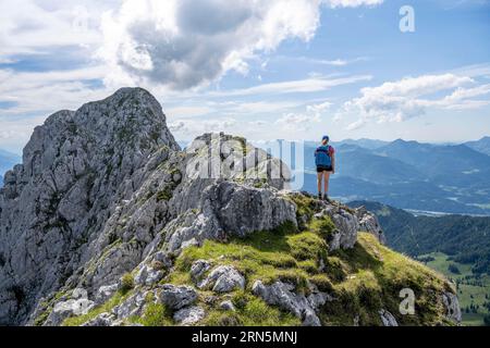 Bergsteiger auf einem Höhenweg, über die Hackenkoepfe, hinter Gipfel, Scheffauer, felsige Berge des Kaisergebirges, Wilder Kaiser, Kitzbühler Stockfoto
