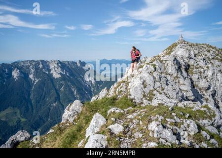 Bergsteiger auf einem Höhenweg, über die Hackenkoepfe, hinter Gipfel, Scheffauer, felsige Berge des Kaisergebirges, Wilder Kaiser, Kitzbühler Stockfoto