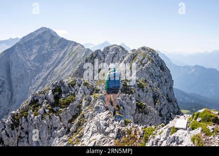 Bergsteiger auf dem Gipfelkamm, Wettersteinkamm, Westliche Wettersteinspitze, Wettersteingebirge, Bayern, Deutschland Stockfoto