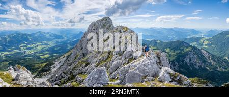 Bergsteiger auf einem Höhenweg, über die Hackenkoepfe, hinter Gipfel, Scheffauer, felsige Berge des Kaisergebirges, Wilder Kaiser, Kitzbühler Stockfoto