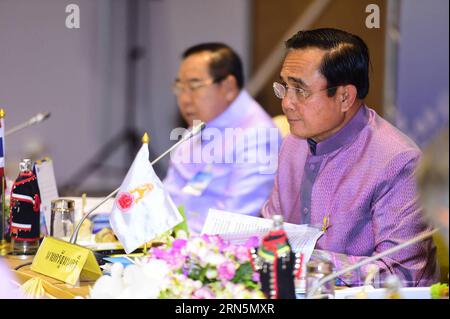 Der thailändische Premierminister Prayuth Chan-ocha (R) leitet am 30. Juni 2015 eine Kabinettssitzung im Chiang Mai International Exhibition and Convention Center in der Provinz Chiang Mai im Norden Thailands. Prayuth Chan-ocha ist von Juni 29 bis Juni 30 auf einem zweitägigen Besuch in der Provinz Chiang Mai. ) THAILAND-CHIANG Mai-PM-MEETING ThaixGovernmentxHousexPool PUBLICATIONxNOTxINxCHN thailändische Premierminister Prayuth Chan OCHA r leitet eine Kabinettssitzung IM Chiang May International Exhibition and Convention Center im nordthailändischen Land S Chiang May Province Juni 30 2015 Prayuth Chan OCHA IST auf einem zweitägigen Besuch in Chiang May Stockfoto