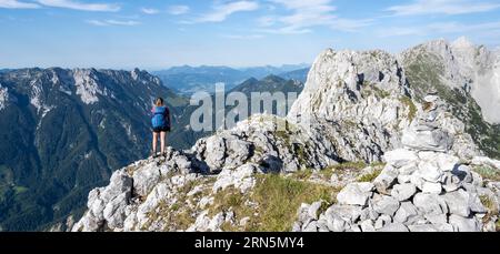 Bergsteiger auf einem Höhenweg, über die Hackenkoepfe, hinter Gipfel, Scheffauer, felsige Berge des Kaisergebirges, Wilder Kaiser, Kitzbühler Stockfoto