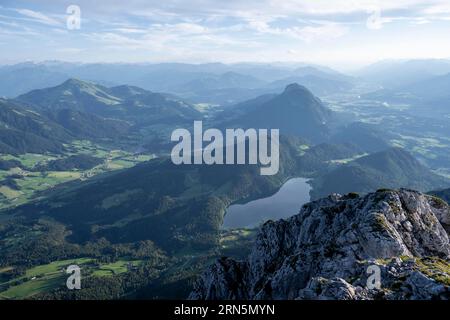 Abendliche Atmosphäre Blick von Scheffauer auf Hintersteiner See und Inntal, Kaisergebirge, Wilder Kaiser, Kitzbühler Alpen, Tirol, Österreich Stockfoto