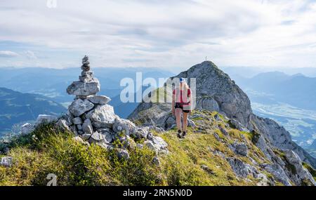Bergsteiger auf einem Höhenweg, über die Hackenkoepfe, hinter Gipfel, Scheffauer, felsige Berge des Kaisergebirges, Wilder Kaiser, Kitzbühler Stockfoto