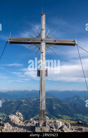 Gipfelkreuz Scheffauer, Kaisergebirge, Wilder Kaiser, Kitzbüheler Alpen, Tirol, Österreich Stockfoto