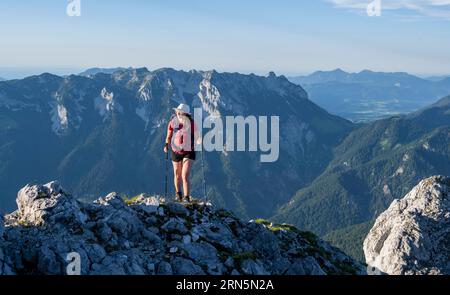 Bergsteiger auf einem Höhenweg, über die Hackenkoepfe, hinter Gipfel, Scheffauer, felsige Berge des Kaisergebirges, Wilder Kaiser, Kitzbühler Stockfoto