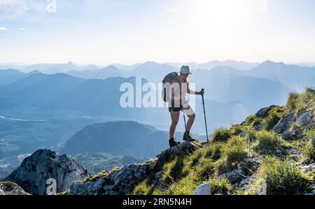 Bergsteiger auf einem Höhenweg, über die Hackenkoepfe, hinter Gipfel, Scheffauer, felsige Berge des Kaisergebirges, Wilder Kaiser, Kitzbühler Stockfoto