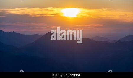 Abendstimmung, Silhouetten, dramatische Bergwelt, Tirol, Österreich Stockfoto