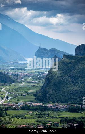 Blick in das Sarca-Tal in Richtung Gardasee mit Felsen von Castello di Arco, Garda-Gebirge, Arco, Trentino-Südtirol, Italien Stockfoto