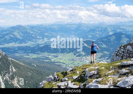 Bergsteiger auf einem Höhenweg, über die Hackenkoepfe, hinter Gipfel, Scheffauer, felsige Berge des Kaisergebirges, Wilder Kaiser, Kitzbühler Stockfoto