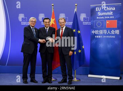 Der chinesische Ministerpräsident Li Keqiang (C) posiert für ein Gruppenfoto mit dem Präsidenten des Europäischen Rates Donald Tusk (R) und dem Präsidenten der Europäischen Kommission Jean-Claude Juncker vor dem 17. Treffen der Staats- und Regierungschefs Chinas und der EU am 29. Juni 2015 in Brüssel, Belgien. Li war Co-Vorsitzender des Treffens mit Tusk und Juncker. ) (wyo) (FOCUS)BELGIEN-BRÜSSEL-CHINA-LI KEQIANG-EU-STAATS- und REGIERUNGSCHEFS TREFFEN LixXueren PUBLICATIONxNOTxINxCHN der chinesische Premierminister Keqiang C posiert für ein Gruppenfoto mit dem Präsidenten des Europäischen Rates Donald Tusk r und dem Präsidenten der Europäischen Kommission Jean Claude Juncker vor dem 17. China EU-Leade Stockfoto