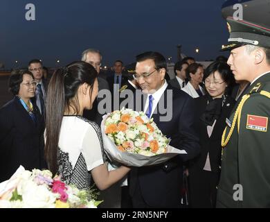 (150629) -- PARIS, 29. Juni 2015 -- der chinesische Premier Li Keqiang (C) wird von einem Mitarbeiter der chinesischen Botschaft in Frankreich bei seiner Ankunft in Paris, der Hauptstadt Frankreichs, am 29. Juni 2015 begrüßt. Li kam am Montag zu einem viertägigen offiziellen Besuch in Frankreich an. )(wjq) FRANCE-CHINA-LI KEQIANG-ARRIVAL LixXueren PUBLICATIONxNOTxINxCHN 150629 Paris Juni 29 2015 Chinesischer Premier verließ Keqiang C WIRD von einem Mitarbeiter der chinesischen Botschaft in Frankreich BEGRÜSST BEI seiner Ankunft in Paris Hauptstadt von Frankreich Juni 29 2015 verließ in Frankreich am Montag für einen viertägigen offiziellen Besuch wjq Frankreich China verließ Keqiang bei der Ankunft im PUB LixXueren Stockfoto