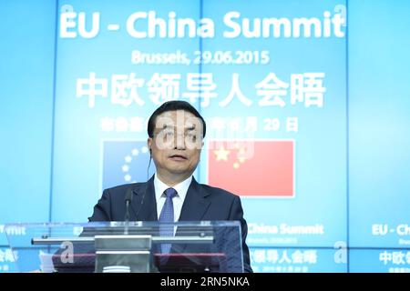 (150629) -- BRÜSSEL, 29. Juni 2015 -- der chinesische Ministerpräsident Li Keqiang nimmt nach dem 17. Treffen der Staats- und Regierungschefs Chinas und der EU am 29. Juni 2015 in Brüssel, Belgien, an einer Pressekonferenz mit dem Präsidenten des Europäischen Rates Donald Tusk und dem Präsidenten der Europäischen Kommission Jean-Claude Juncker Teil. )(wjq) BELGIEN-BRÜSSEL-CHINA-LI KEQIANG-EU-PRESSETZUNG DingxLin PUBLICATIONxNOTxINxCHN 150629 Brüssel Juni 29 2015 der chinesische Premierminister Keqiang nimmt an einer Pressekonferenz mit dem Präsidenten des Europäischen Rates Donald Tusk und dem Präsidenten der Europäischen Kommission Jean Claude Juncker nach dem 17. China EU-Vorsprung Teil Stockfoto