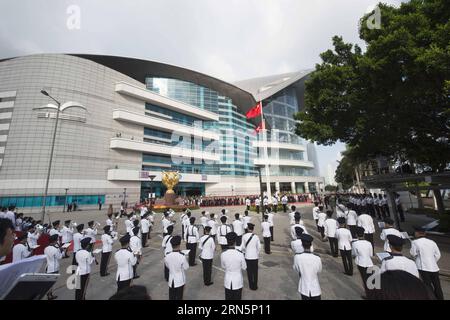 (150701) -- HONGKONG, 1. Juli 2015 -- am 1. Juli 2015 findet auf dem Goldenen Bauhinia-Platz in Hong Kong, Südchina, die Zeremonie zum Aufrichten der chinesischen Nationalflagge (Front) und der Flagge der Sonderverwaltungsregoin von Hongkong statt, um den 18. Jahrestag der Rückkehr Hongkongs nach China zu feiern. ) (Zwx) CHINA-HONG KONG S RETURN-18th ANNIVERSARY(CN) LuixSiuxWai PUBLICATIONxNOTxINxCHN 150701 Hong Kong 1. Juli 2015 die Erhebungszeremonie der Chinesischen Nationalflaggenfront und der Sonderverwaltung der Flagge Hongkongs IST der Held AUF dem Goldenen Bauhinia-Platz in Hongkong Südchina 1. Juli 2015 bis Stockfoto