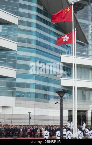 (150701) -- HONG KONG, 1. Juli 2015 -- Eine Aufhebungszeremonie der chinesischen Nationalflagge (Front) und der Flagge der Sonderverwaltungsregoin von Hongkong findet am 1. Juli 2015 im Hong Kong Convention and Exhibition Center in Hong Kong, Südchina, statt. Die Cocktailparty wurde anlässlich des 18. Jahrestages der Rückkehr Hongkongs nach China abgehalten. ) (Zwx) CHINA-HONG KONG S RETURN-18th ANNIVERSARY(CN) LuixSiuxWai PUBLICATIONxNOTxINxCHN 150701 Hong Kong 1. Juli 2015 eine Zeremonie der chinesischen Nationalflaggenfront und der Sonderverwaltung DER Flagge Hongkongs IST DER Held IM Hong Kong Co Stockfoto