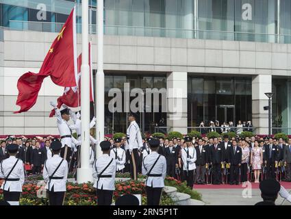 (150701) -- HONGKONG, 1. Juli 2015 -- am Goldenen Bauhinia-Platz in Hongkong, Südchina, findet am 1. Juli 2015 eine feierliche Anhebung der chinesischen Nationalflagge (Front) und der Flagge der Sonderverwaltungsregoin von Hongkong statt, um den 18. Jahrestag der Rückkehr Hongkongs nach China zu feiern. ) (Zwx) CHINA-HONG KONG S RETURN-18th ANNIVERSARY(CN) LuixSiuxWai PUBLICATIONxNOTxINxCHN 150701 Hong Kong 1. Juli 2015 eine Zeremonie der chinesischen Nationalflaggenfront und der Sonderverwaltung der Flagge Hongkongs IST DER Held auf dem Goldenen Bauhinia-Platz in Hongkong Südchina 1. Juli 2015 an CEL Stockfoto