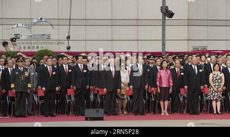 (150701) -- HONGKONG, 1. Juli 2015 -- Tung Chee-hwa (4. Front), stellvertretender Vorsitzender des Nationalen Komitees der Politischen Konsultativkonferenz des chinesischen Volkes, Leiter der Sonderverwaltungsregion Hongkong, Leung Chun-ying (4. Front R) und der Leiter des Verbindungsbüros der Zentralregierung des Volkes in Hongkong, Zhang Xiaoming (3. Front), nimmt am 1. Juli an der Zeremonie der Aufbringung der chinesischen Nationalflagge und der Flagge der Sonderverwaltungsregoin von Hongkong auf dem Goldenen Bauhinia-Platz in Hongkong, Südchina, Teil. 2015 anlässlich des 18. Jahrestages der Hongkonger Re Stockfoto