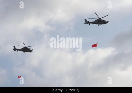 (150701) -- HONGKONG, 1. Juli 2015 -- Helikopter mit der chinesischen Nationalflagge (R) und der Flagge der Sonderverwaltungsregion Hongkong fliegen während einer Festveranstaltung zum 18. Jahrestag der Rückkehr Hongkongs nach China am 1. Juli 2015 über den Goldenen Bauhinia-Platz. ) (Zwx) CHINA-HONG KONG S RETURN-18th ANNIVERSARY(CN) LuixSiuxWai PUBLICATIONxNOTxINxCHN 150701 Hong Kong 1. Juli 2015 Hubschrauber mit der chinesischen Nationalflagge r und der Flagge der Sonderverwaltungsregion Hongkong Fliegen Sie über dem Goldenen Bauhinia-Platz während einer Flagge Raisin Stockfoto