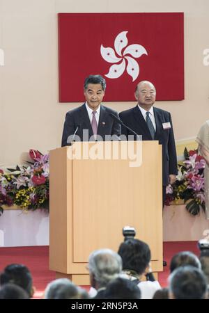 (150701) -- HONG KONG, 1. Juli 2015 -- Chief Executive Leung Chun-ying (L) der Sonderverwaltungsregion Hongkong spricht eine Cocktailparty im Hong Kong Convention and Exhibition Center in Hong Kong, Südchina, 1. Juli 2015 an. Die Cocktailparty wurde anlässlich des 18. Jahrestages der Rückkehr Hongkongs nach China abgehalten. ) (Zwx) CHINA-HONG KONG S RETURN-18th ANNIVERSARY(CN) LuixSiuxWai PUBLICATIONxNOTxINxCHN 150701 Hong Kong 1. Juli 2015 Hong Kong Special Administrative Region Chief Executive Leung Chun Ying l spricht eine Cocktailparty AUF dem Hong Kong Convention and Exhibition Cent an Stockfoto