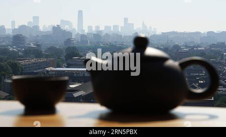 (150701) -- PEKING, -- Foto aufgenommen am 30. Juni 2015 um 235960 Uhr (GMT) zeigt die Stadtansicht von Peking, China. Die Zeitnehmer am Dienstag haben eine Sekunde auf die Uhr getippt, um die etwas langsamere Erdrotation auszugleichen. Die Schaltsekunde bedeutet, dass sich die Uhr von 23:59:59 bis 23:59:60 bewegt, bevor sie Mitternacht der Weltzeit erreicht. ) CHINA-TIME-LEAP SECOND DuxJuanjuan PUBLICATIONxNOTxINxCHN 150701 Peking Foto aufgenommen AM 235960 GMT AM 30 2015. Juni zeigt, dass die City View of Beijing China Zeitmesser AM Dienstag eine Sekunde auf die Uhr getippt haben, um eine etwas langsamere Erdumdrehung zu kompensieren die Leap Second MEA Stockfoto