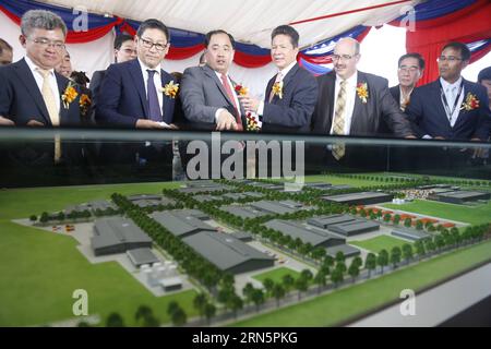 (150701) -- PHNOM PENH, 1. Juli 2015 -- kambodschanischer Handelsminister Sun Chanthol (4. L, Front) besucht ein architektonisches Modell der Sonderwirtschaftszone Kerry Worldbridge in Phnom Penh, Kambodscha, 1. Juli 2015. Kambodschas Worldbridge International und die in Hongkong ansässige Firma Kerry Logistics haben gemeinsam 100 Millionen US-Dollar in die Schaffung einer Sonderwirtschaftszone im Vorort Phnom Penh investiert, sagte ein Unternehmensvertreter am Mittwoch. ) KAMBODSCHA-PHNOM PENH-HONG KONG-INVESTMENT Phearum PUBLICATIONxNOTxINxCHN 150701 Phnom Penh 1. Juli 2015 kambodschanische Handelsminister Sun 4. L Fr. Stockfoto