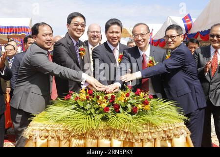 (150701) -- PHNOM PENH, 1. Juli 2015 -- kambodschanischer Handelsminister Sun Chanthol (C, Front) und Unternehmensvertreter drücken einen elektrischen Knopf, um mit dem Bau der Sonderwirtschaftszone Kerry Worldbridge in Phnom Penh, Kambodscha, bis 1. Juli 2015 zu beginnen. Kambodschas Worldbridge International und die in Hongkong ansässige Firma Kerry Logistics haben gemeinsam 100 Millionen US-Dollar in die Schaffung einer Sonderwirtschaftszone im Vorort Phnom Penh investiert, sagte ein Unternehmensvertreter am Mittwoch. ) KAMBODSCHA-PHNOM PENH-HONG KONG-INVESTMENT Phearum PUBLICATIONxNOTxINxCHN 150701 Phnom Penh 1. Juli 201 Stockfoto