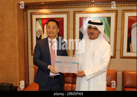 (150701) -- DUBAI, 1. Juli 2015 -- General Manager der Abu Dhabi-Niederlassung der Bank of China (BOC) Tian Jun (L) und Chairman von Nasdaq Dubai Abdul Wahed Al Fahim zeigen am 1. Juli 2015 eine Lizenz in Dubai, den Vereinigten Arabischen Emiraten (VAE). Die BOC-Niederlassung in Abu Dhabi hat hier am Mittwoch ihre zwei Milliarden Yuan (322 Millionen US-Dollar) Anleihen für die Belt and Road-Initiative auf Nasdaq Dubai, der einzigen internationalen Börse im Nahen Osten, aufgelistet. ) VAE-DUBAI-BANK OF CHINA-GÜRTEL- UND STRASSENANLEIHEN LixZhen PUBLICATIONxNOTxINxCHN 150701 Dubai 1. Juli 2015 Generaldirektor der Abu Dhabi Niederlassung der Bank of Stockfoto