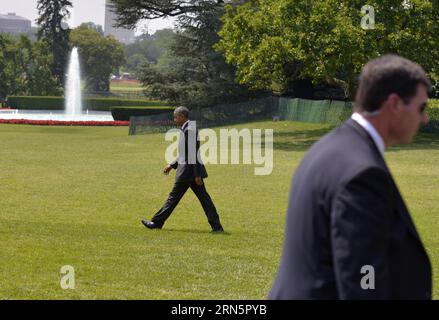 US-Präsident Barack Obama geht nach einer Pressekonferenz in Washington, USA, am 1. Juli 2015 in Richtung Marine One auf dem South Lawn of the White House. Die Vereinigten Staaten und Kuba haben sich darauf geeinigt, die diplomatischen Beziehungen offiziell wiederherzustellen und Botschaften wieder zu eröffnen, sagte US-Präsident Barack Obama am Mittwoch. US-WASHINGTON-KUBA-DIPLOMATISCHE BEZIEHUNGEN-WIEDERHERSTELLUNG YinxBogu PUBLICATIONxNOTxINxCHN US-Präsident Barack Obama geht auf Navy One AM Südrand des Weißen Hauses zu nach einer Pressekonferenz in Washington haben die Vereinigten Staaten AM 1. Juli 2015 die Vereinigten Staaten und Kuba zugestimmt Stockfoto
