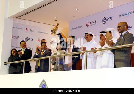 (150701) -- DUBAI, 1. Juli 2015 -- Generaldirektor der Abu Dhabi-Niederlassung der Bank of China (BOC) Tian Jun (5. R) klingelt am 1. Juli 2015 am Dubai International Financial Center in Dubai, den Vereinigten Arabischen Emiraten (VAE). Die BOC-Niederlassung in Abu Dhabi hat hier am Mittwoch ihre zwei Milliarden Yuan (322 Millionen US-Dollar) Anleihen für die Belt and Road-Initiative auf Nasdaq Dubai, der einzigen internationalen Börse im Nahen Osten, aufgelistet. ) VAE-DUBAI-BANK OF CHINA-GÜRTEL- UND STRASSENANLEIHEN LixZhen PUBLICATIONxNOTxINxCHN 150701 Dubai 1. Juli 2015 Generaldirektor der Abu Dhabi Niederlassung der Bank of CH Stockfoto