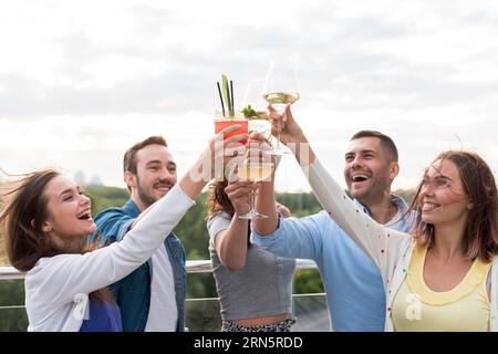 Glückliche Freunde, die Party toasten Stockfoto