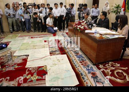 (150702) -- PHNOM PENH, 2. Juli 2015 -- Var Kimhong (2. R), kambodschanischer Oberster Minister für Grenzangelegenheiten, hält am 2. Juli 2015 in Phnom Penh, Kambodscha, eine Pressekonferenz über Grenzangelegenheiten zwischen Kambodscha und Vietnam ab. Kambodscha hat Vietnam aufgefordert, alle geplanten Straßenbauarbeiten und andere Infrastrukturen entlang der Grenze sofort einzustellen, bis die Gemeinsame Grenzkommission der beiden Länder die Grenze vollständig abgrenzt. ) KAMBODSCHA-PHNOM PENH-VIETNAM-GRENZFRAGE Phearum PUBLICATIONxNOTxINxCHN 150702 Phnom Penh 2. Juli 2015 Var 2. R hochrangige kambodschanische Minister für Grenzangelegenheiten Stockfoto